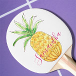 Raquette De Ping Pong Ananas personnalisé<br><div class="desc">Cette pagaie de ping girly est décorée d'un ananas dessiné à la main dans les tons jaune et vert avec typographie rose. Facile à personnaliser avec notre nom. Parce que nous créons notre propre oeuvre,  vous ne trouverez pas cette image exacte d'autres designers. Aquarelle originale © Michele Davies.</div>