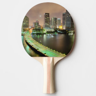 Raquette De Ping Pong Avances de pont à travers la voie d'eau vers Miami