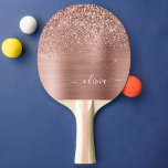 Raquette De Ping Pong Brushed metal rose Gold Pink Glitter Monogram<br><div class="desc">Or rose - Faux Roses Fluides Parties scintillant Étincelle Métallique Brossé Monogramme Métal Nom Ping Pong Paddle. Cela rend le cadeau parfait pour 16 ans,  mariage,  douche nuptiale,  anniversaire,  baby shower ou bachelorette pour quelqu'un qui aime le luxe glam et les styles chic.</div>