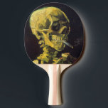 Raquette De Ping Pong Crâne de Vincent van Gogh avec la cigarette<br><div class="desc">Le crâne avec la cigarette brûlante est une peinture non datée par Vincent van Gogh qui était probablement un commentaire sur des classes d'art qu'il avait prises en 1885-1886. Nous portons cette image sur un certain nombre d'articles dans notre magasin. Si vous ne voyez pas dessus sur quelque chose que...</div>