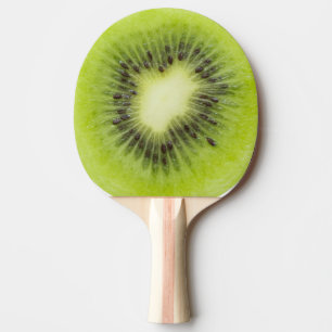 Raquette De Ping Pong Du kiwi frais. Closeuse à tranche ronde isolée