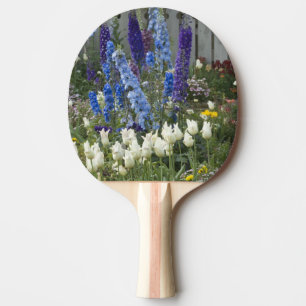 Raquette De Ping Pong Fleurs printanières le long d'un chemin de jardin,
