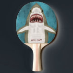 Raquette De Ping Pong Grande Attaque de requin blanc Personnalisé Océan<br><div class="desc">Les gens fuiront dans la peur quand ils verront cette coutume Grande conception de requin blanc. Il a un requin dessiné à la main avec beaucoup de dents pointues, nageant le long d'un arrière - plan bleu / vert mer océan avec des bulles et les silhouettes de poissons essayant de...</div>