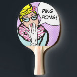 Raquette De Ping Pong La-Di-Da Lady Pop Art Ping Pong Paddle<br><div class="desc">Cette pagaie de ping-pong La-Di-Da Lady Ping fera le bonheur des amateurs de ping-pong. Le design présente une femme délicieusement excentrique avec des cheveux blonds empilés sur la tête avec un arc rose, des lunettes pour oeil de chat, un collier d'impression zébrée rose et blanc et une robe bleue. Une...</div>