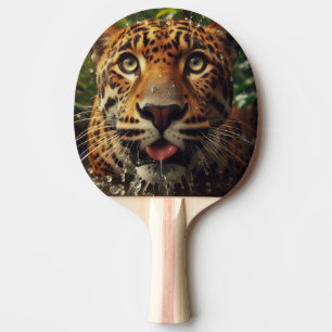 Raquette De Ping Pong Léopard regarde alors qu'il lave l'eau dans la jun
