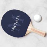 Raquette De Ping Pong Monogramme classique personnalisé et nom bleu mari<br><div class="desc">Monogramme personnalisé et cadeau de nom caractéristiques personnalisées nom en blanc et monogramme en bleu marine clair comme arrière - plan, dans le style de police serif classique, sur arrière - plan bleu marine. Parfait comme cadeau de vacances, cadeau de fête des pères pour papa et cadeau pour toutes les...</div>