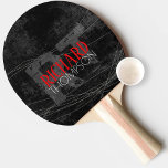 Raquette De Ping Pong monogramme du joueur cool (nom   initiales) sur no<br><div class="desc">Un design élégant et moderne sur une table de ping-pong noire à personnaliser avec votre nom et vos initiales</div>