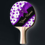 Raquette De Ping Pong Motif girly tacheté assez pourpre personnalisé<br><div class="desc">Le nom personnalisé féminin assez girly avec le coeur pourpre, lilas et blanc et le rétro motif inspiré par rockabilly repéré par étoiles avec un graphique décoré d'un monogramme pourpre et noir à la mode d'arc de remous et de ruban, ajoutent facilement vos propres initiales de monogramme ou de nom...</div>