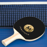 Raquette De Ping Pong Nom du monogramme d'or noir moderne<br><div class="desc">Le design monogrammed moderne présente un design minimal avec un médaillon de monogramme en or brossé métallique sur un arrière - plan noir avec vos initiales et nom en typographie classique pour un look propre et simple.</div>