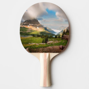 Raquette De Ping Pong Nuages balayant par des montagnes