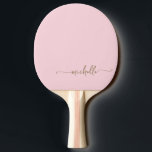 Raquette De Ping Pong Or personnalisé écriture Signature rose blush<br><div class="desc">Rouge Foncé Féminin Élégant Monogramme Nom Signature Écriture Personnalisé Raquette de Ping Pong. Ces créations présentent votre prénom dans une jolie typographie de signature de style lettrage manuscrit (ou calligraphie) en couleur or sur fond rose bébé ou rose blush clair. Facile à personnaliser. Cadeau féminin élégant pour une pendaison de...</div>