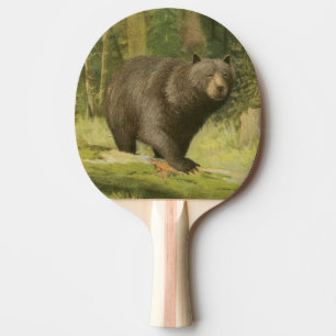 Raquette De Ping Pong Ours noir faisant un pas sur un tronc d'arbre