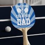 Raquette De Ping Pong Paddle champion de pong de ping bleu papa<br><div class="desc">Papa's Blue Ping Pong Champion Paddle - il peut vous laisser gagner - mais j'en doute. Un cadeau de papa bizarre pour les papas. Il aura besoin d'une boule neuve aussi - regardez mon magasin ou dans la collection</div>