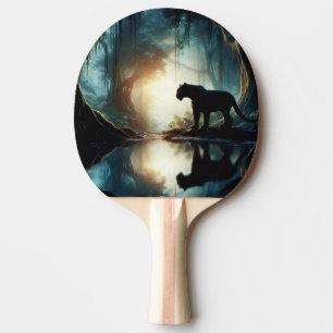 Raquette De Ping Pong Panthère noire reflétée dans la piscine d'eau dans