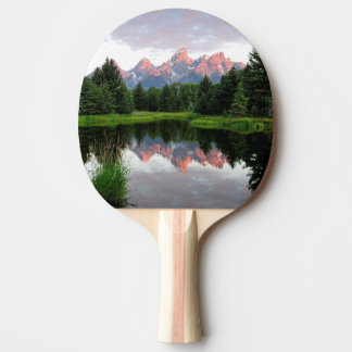 Raquette De Ping Pong Réflexions grandes de Teton au-dessus de l'étang