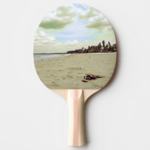 Raquette De Ping Pong Sandales sur la plage tropicale