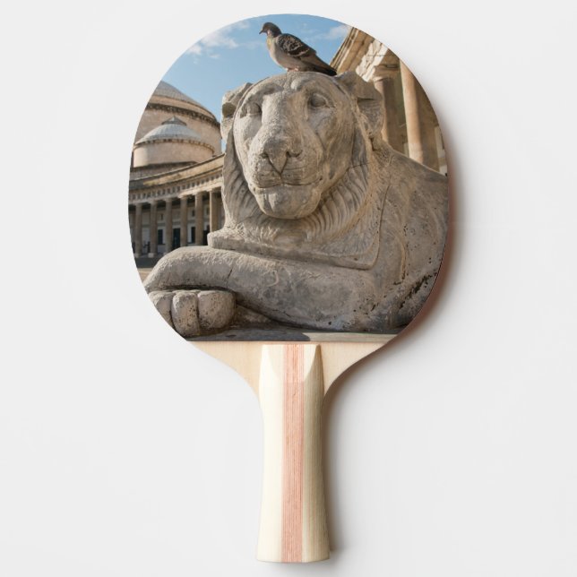 Raquette De Ping Pong Statue de lion devant une église historique (Devant)