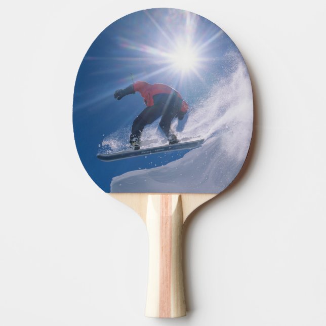 Raquette De Ping Pong Un homme sautant d'une grande province sur un snow (Devant)