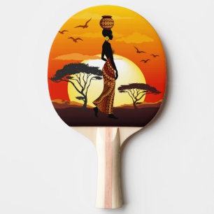 Raquette De Ping Pong Une belle femme africaine Silhouette sur les solei