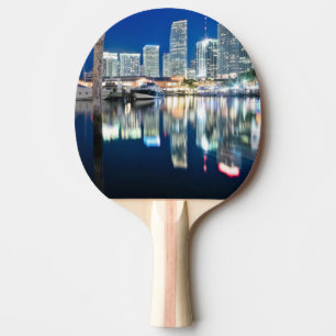Raquette De Ping Pong Vue d'horizon avec la réflexion dans l'eau, Miami
