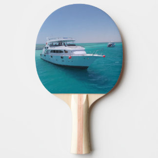 Raquette De Ping Pong Yacht blanc neigé près de l'île blanche en mer Rou