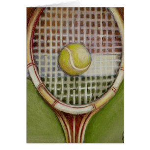 Raquette de tennis avec balle posée sur le court
