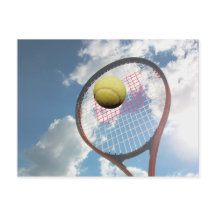 Raquette de tennis et balle dans la carte postale 