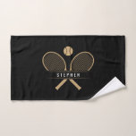 Raquettes de Tennis & Name Sports<br><div class="desc">Offrez un cadeau élégant et personnel aux amateurs de tennis avec cette serviette de tennis noire personnalisée avec un design bronzé audacieux. Avec des raquettes croisées et une balle de tennis centrée au-dessus d'un nom ou d'un texte personnalisable, cette disposition accrocheuse en fait un accessoire remarquable sur ou en dehors...</div>