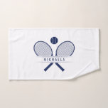 Raquettes de tennis & Nom Sports<br><div class="desc">Serviette de sport, conçue pour les joueurs de tennis qui exigent à la fois style et performance sur le terrain. Plongez dans l'élégance intemporelle du tennis avec des raquettes de tennis classiques et un motif de balle de tennis. Personnalisez votre serviette avec votre nom personnalisé, en vous assurant que votre...</div>