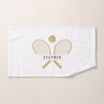 Raquettes de tennis & Nom Sports<br><div class="desc">Serviette de sport, conçue pour les joueurs de tennis qui exigent à la fois style et performance sur le terrain. Plongez dans l'élégance intemporelle du tennis avec des raquettes de tennis classiques et un motif de balle de tennis. Personnalisez votre serviette avec votre nom personnalisé, en vous assurant que votre...</div>