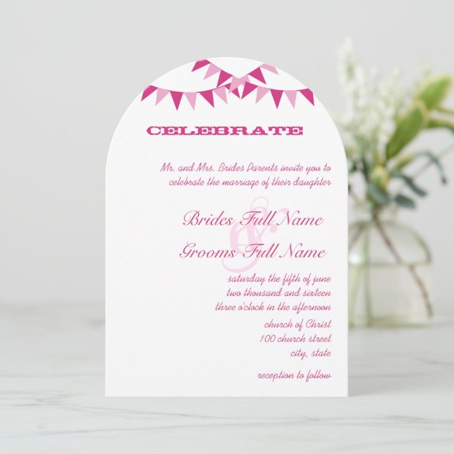 Raspberry Pink Bunting Pennant invitation mariage (Debout devant)