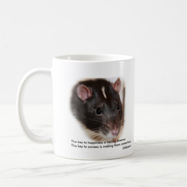 Rat à capuchon avec la tasse d'énonciations (Gauche)