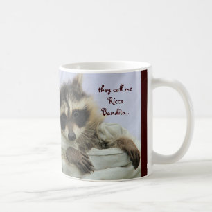 Raton laveur mignon de bandit, volant votre tasse