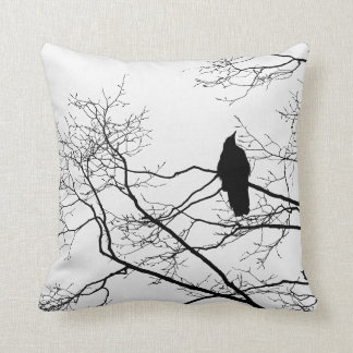Raven gothique sur un art de coussin de coussin de