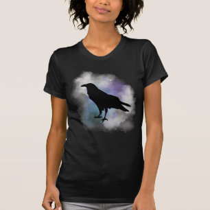Raven noir dans le T-shirt fumeux de brouillard