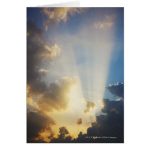 Rayons De Lumière Qui Brillent À Travers Les Nuage