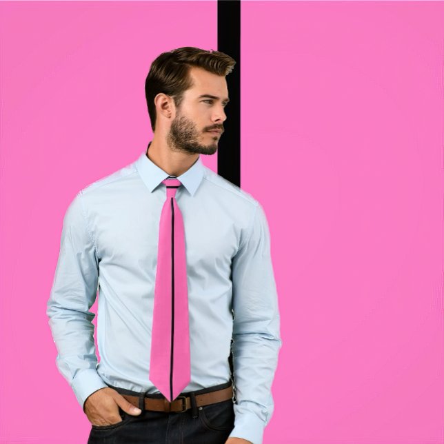 Rayure noire simple sur la cravate de roses indien (Man wears a hot pink necktie featuring a thin single black stripe. Background matches tie.)