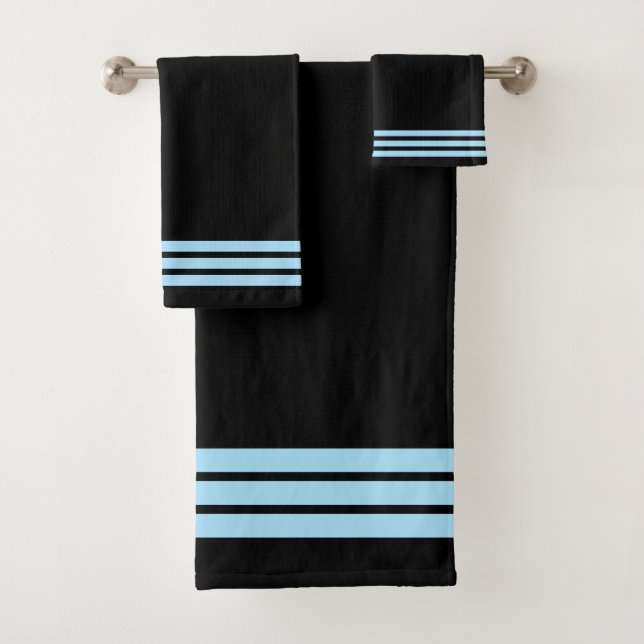 Rayures bleu clair sur serviettes de bain noires (En situation)