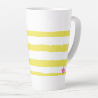 Rayures jaunes et un mug à latte rose