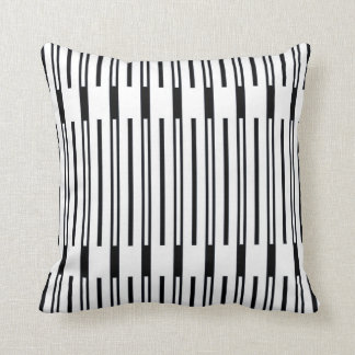 Rayures noires et blanches modernes sur le coussin