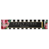 Rayures noires et plaque signalétique florale de