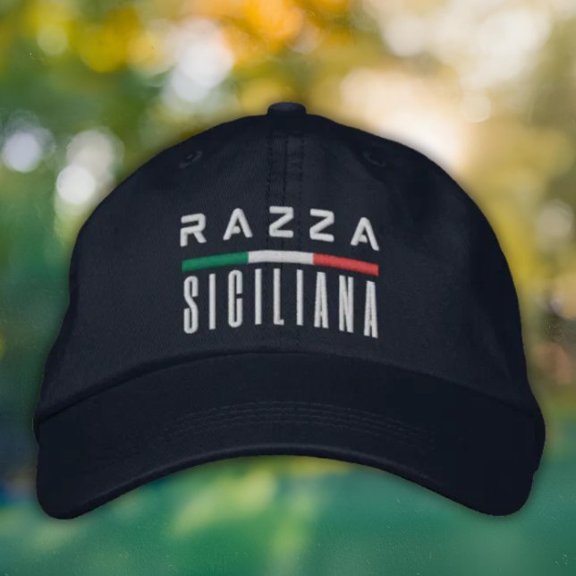 Razza Siciliana - Casquette brodée de fierté itali (Razza Siciliana (Sicilian Roots)
Embroidered Baseball Cap with Italian Flag accent)