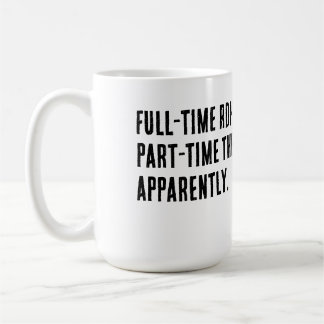 RDH et thérapeute apparemment offrent une tasse à