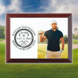 Récompense Trou en un classique Photo personnalisée Golfer Go<br><div class="desc">Avec un effet de timbre vieilli design rétro classique. Personnalisez la photo du golfeur,  son nom,  son numéro de trou de localisation et sa date pour créer un grand gardien pour célébrer ce trou fantastique dans un prix de golf. Conçu par Thisisnotme©</div>