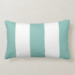 Rectangle Blanc et coussin de rayure d'Aqua<br><div class="desc">Les rayures larges dans le blanc et le bleu d'aqua sont un accent moderne et de très bon goût pour votre décor à la maison. Appareillez avec des motifs plus audacieux pour un style élégant de mélange et de sur-tendance.</div>