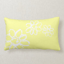 Copies de fleur sur le coussin lombaire jaune