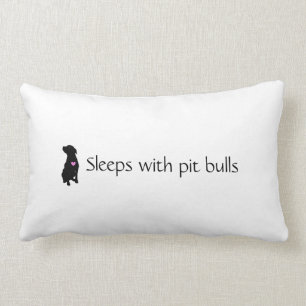 Rectangle LNF dort avec le coussin de pitbulls