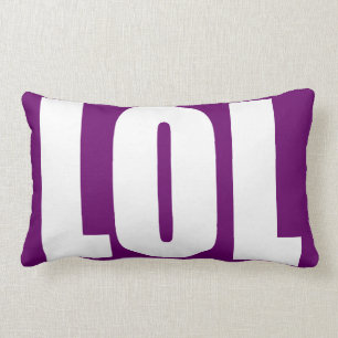 Rectangle LOL blanc sur le coussin violet