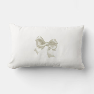 RECTANGLE UN COUSSIN À NŒUD BLANC