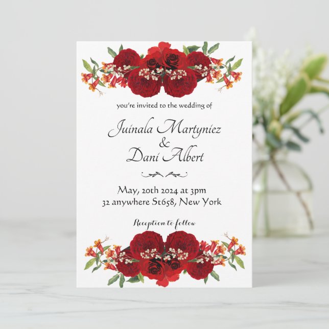 Red and gold rustic flower wedding invitation  (Debout devant)